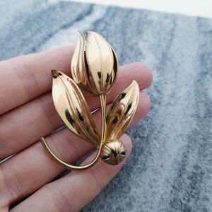 Vintage Gold Tone Shiny Flower Brooch, Lapel Pin, Unsigned Estate